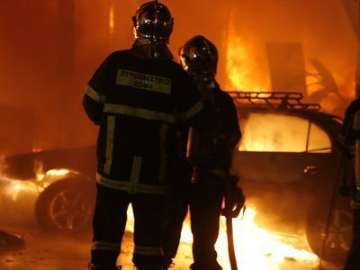 Φωτιά σε οχήματα στον Πειραιά