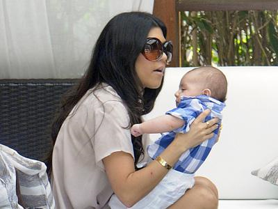 Παιχνίδια με το γιο της…