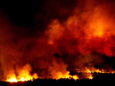 Μαίνεται η φωτιά στη Σάμο