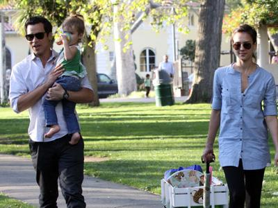 Οικογενειακή βόλτα για την Jessica Alba