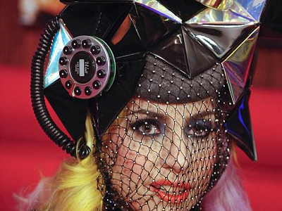 H Lady GaGa λατρεύει τα τηλέφωνα