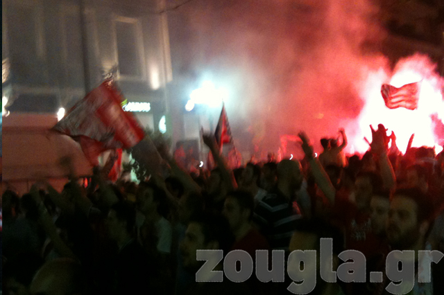 Καπνογόνα, σημαίες και διάθεση στα ύψη 