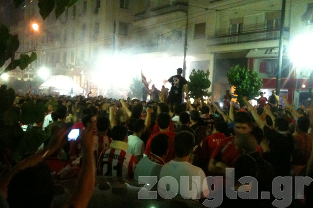 Τραγούδι, συνθήματα και χέρια ψηλά