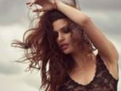 O Τζέιμς Μποντ και η Ελληνίδα καλλονή O Τζέιμς Μποντ και η Ελληνίδα καλλονή