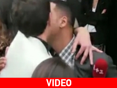 Προσπάθησε να τον φιλήσει στο στόμα και τον χαστούκισε Προσπάθησε να τον φιλήσει στο στόμα και τον χαστούκισε