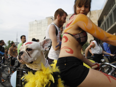 Θεσσαλονίκη: «Πλημμύρησαν» οι δρόμοι από γυμνούς ποδηλάτες