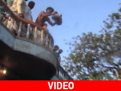 Ινδία:Πετούν τα μωρά από το μπαλκόνι