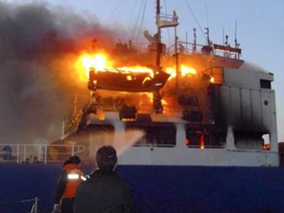 Πυρκαγιά σε φορτηγίδα στη Σούδα Πυρκαγιά σε φορτηγίδα στη Σούδα