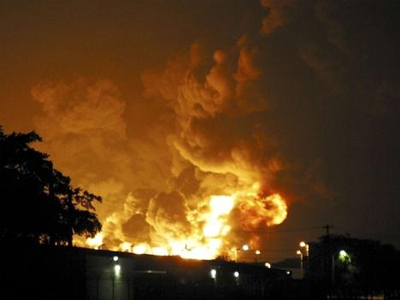 Μαίνεται η πυρκαγιά στο διυλιστήριο Αμουάι