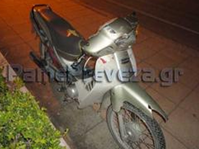 Τον παράτησε αιμόφυρτο στην άσφαλτο Τον παράτησε αιμόφυρτο στην άσφαλτο