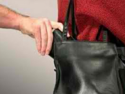 Τσαντάκηδες επιτέθηκαν σε ηλικιωμένη Τσαντάκηδες επιτέθηκαν σε ηλικιωμένη