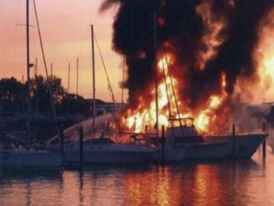 Καίγεται καΐκι στην Ιχθυόσκαλα Πατρών Καίγεται καΐκι στην Ιχθυόσκαλα Πατρών