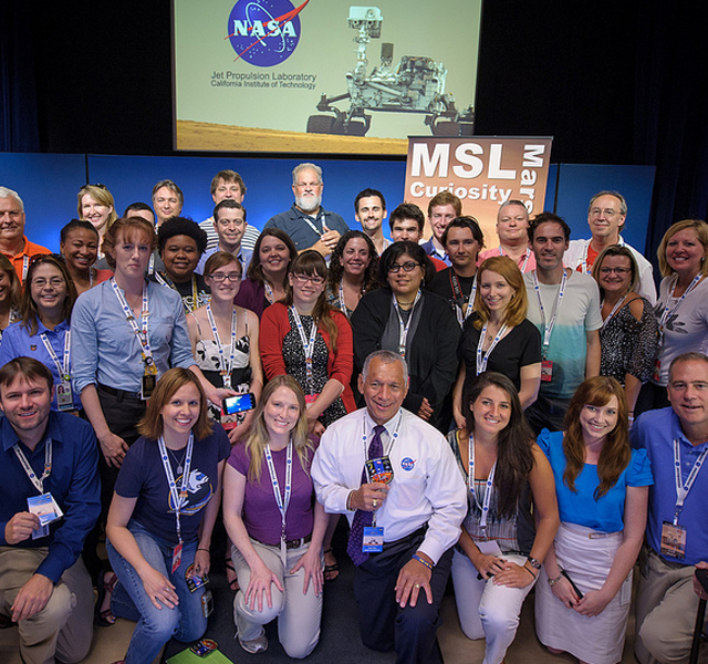 Όλη η ομάδα ποζάρει στο φωτογραφικό φακό