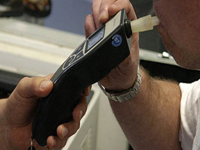 Οδηγούσε υπό την επήρεια αλκοόλ Οδηγούσε υπό την επήρεια αλκοόλ