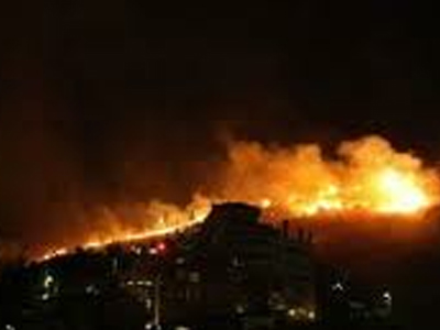 Υπό μερικό έλεγχο η πυρκαγιά στα σύνορα Βούλας- Βάρης