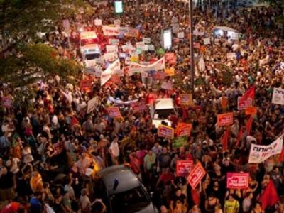 Στους δρόμους Ισραηλινοί διαδηλωτές