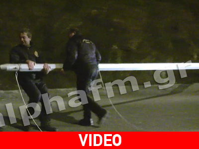 O άνεμος «ξερίζωσε» κολόνα της ΔΕΗ