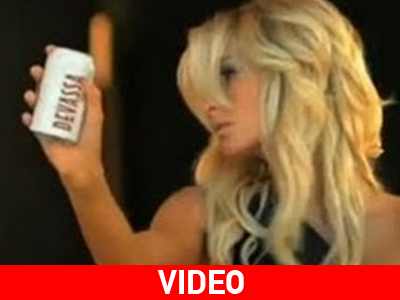 Πρωταγωνίστρια σε διαφήμιση μπύρας Πρωταγωνίστρια σε διαφήμιση μπύρας