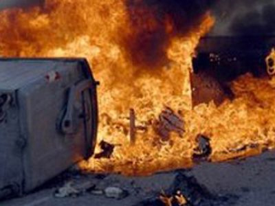 Φωτιά σε κάδους στα Εξάρχεια