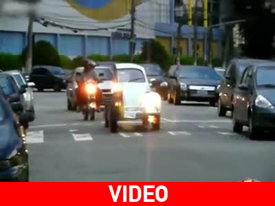 Οδηγεί μισό αυτοκίνητο!