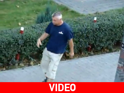 Βαδίζει και παραμιλά!