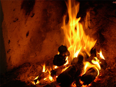 Το τζάκι τους άναψε φωτιές