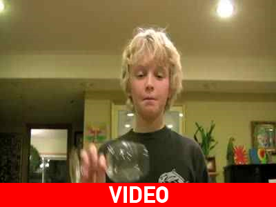 Σπάει ποτήρια με την φωνή του