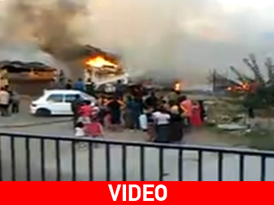 Παραδόθηκαν στις φλόγες τροχόσπιτο και παράπηγμα στη Λαμία