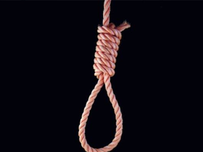 Απαγχονίστηκε στην αυλή του σπιτιού της