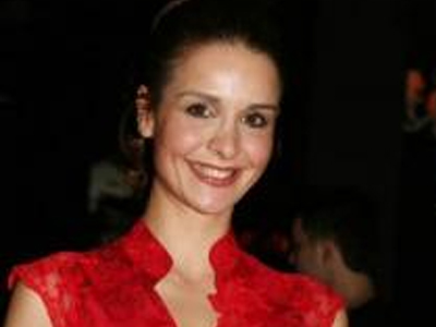 Η Δ. Σιγάλα σε ρόλο τραγουδίστριας