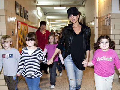 Μαμά και γιος σε φιλανθρωπικές εκδηλώσεις