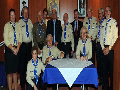 Τα … λυκόπουλα  βράβευσαν τον Δήμαρχο Πειραιά