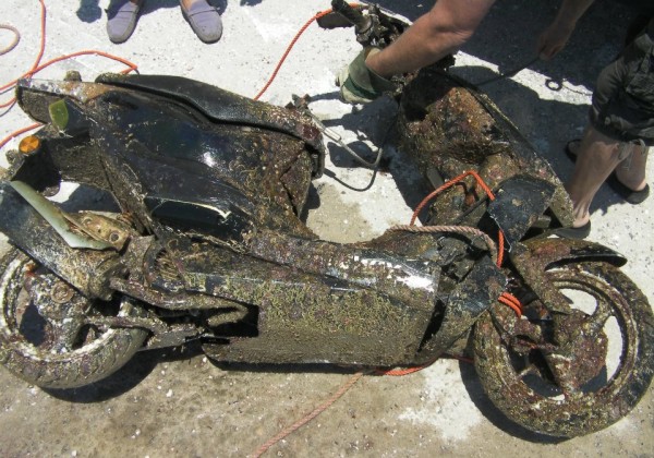 Πτώση δικύκλου στη θάλασσα