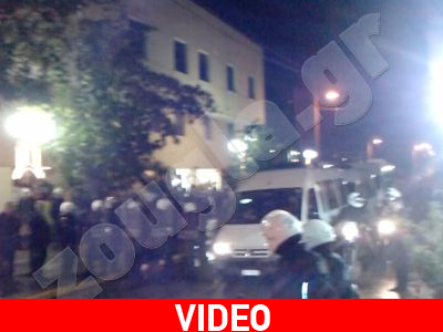 Τα ΜΑΤ εισέβαλλαν στο δημαρχείο Κερατσινίου Τα ΜΑΤ εισέβαλλαν στο δημαρχείο Κερατσινίου