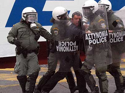 Εκτεταμένα επεισόδια με δύο τραυματίες στο λιμάνι του Ηρακλείου