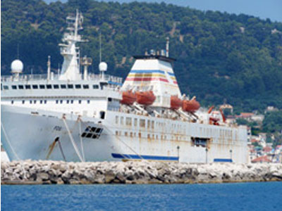 Λιμάνι-πάρκινγκ σκουριασμένων πλοίων η Ζάκυνθος