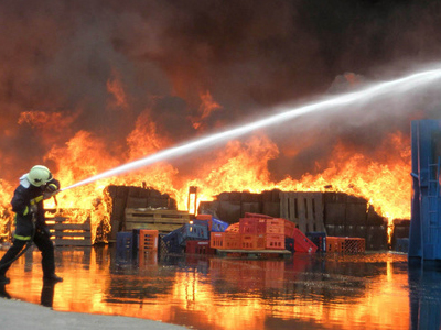 Υπό μερικό έλεγχο η φωτιά σε εργοστάσιο ανακύκλωσης χαρτιού στη Θεσσαλονίκη