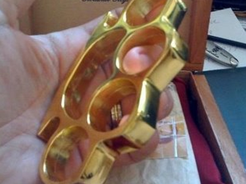 Χτύπησαν με σιδερογροθιές συγγενή του Τεγόπουλου