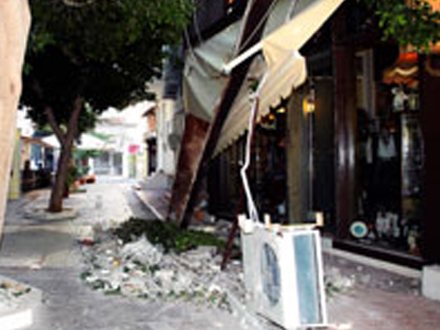 Τον καταπλάκωσε το μπαλκόνι της επιχείρησής του!