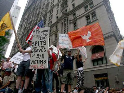 «Φίλοι» και «εχθροί» της ανέγερσης τζαμιού διαδήλωσαν στο Μανχάταν