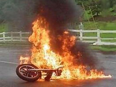 Έκλεψαν κι έκαψαν μηχανή