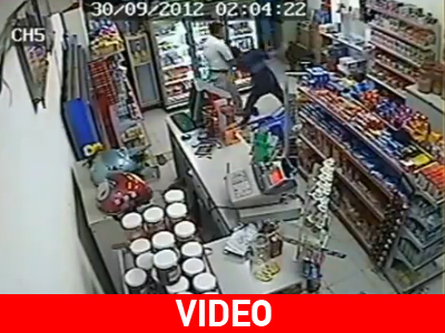 Πήρε τον… μπαλτά στα χέρια του!