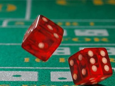 Η «αδυναμία» τους στα ζάρια τούς έστειλε στο κρατητήριο