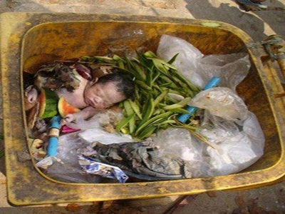 Έσωσε μωρά απο κάδους σκουπιδιών