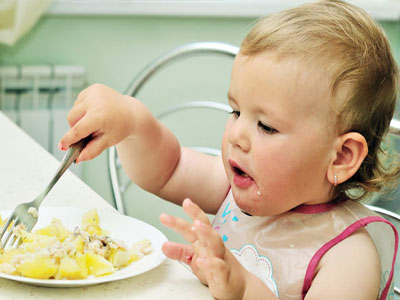 Τα μωρά που τρώνε πολύ κινδυνεύουν να γίνουν παχουλά παιδιά