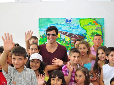 Στο χωριό SOS ο Σάκης Ρουβάς