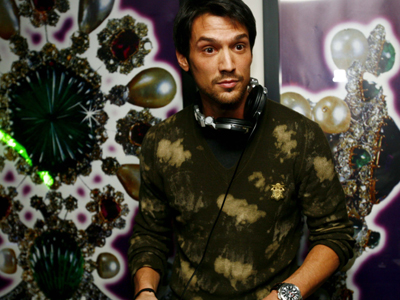 Πασχάλη-Παρθένης: New love in town;