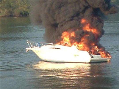 Εκδήλωση πυρκαγιάς σε σκάφος