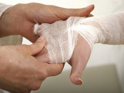 Επίδεσμος με βελόνες επουλώνει χειρουργικά τραύματα