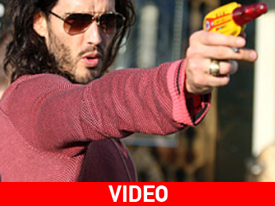 Ο Russell Brand και το… νεροπίστολο! Ο Russell Brand και το… νεροπίστολο!